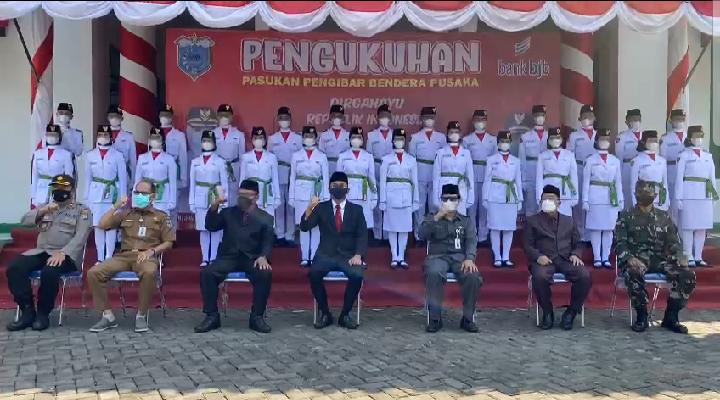 BERTAMBAH! SEBANYAK 3 PUTRA DAN PUTRI PASKIBRA MAN 4 PANDEGLANG MENGIBARKAN BENDERA MERAH PUTIH PADA PERINGATAN HARI KEMERDEKAAN YANG KE-76 DI KABUPATEN PANDEGLANG