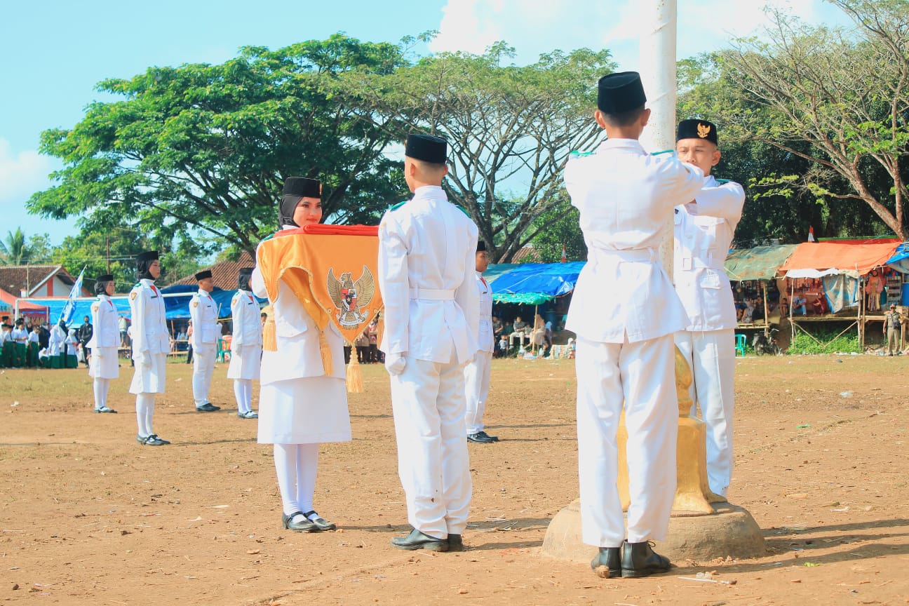 PENGIBARAN DUPIKLAT BENDERA MERAH PUTIH HUT RI KE 77